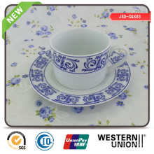 Coupe et soucoupe en porcelaine bleue et blanche